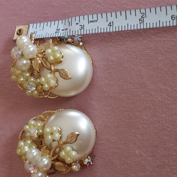 Unsigned Miriam Haskell Vintage Faux Pearl AB Goldtone Floral Earrings - Picture 11 of 14